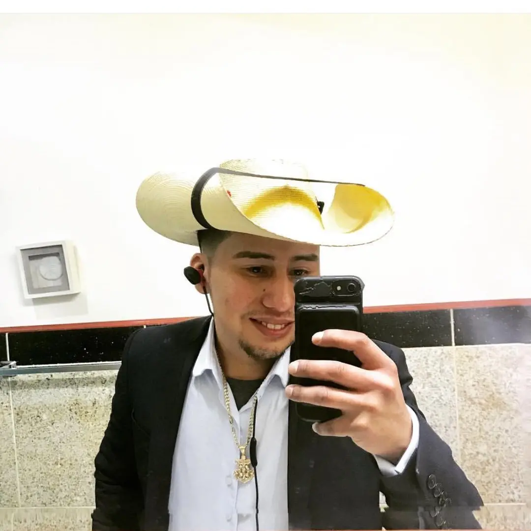 Portada de Gustavo Gomez