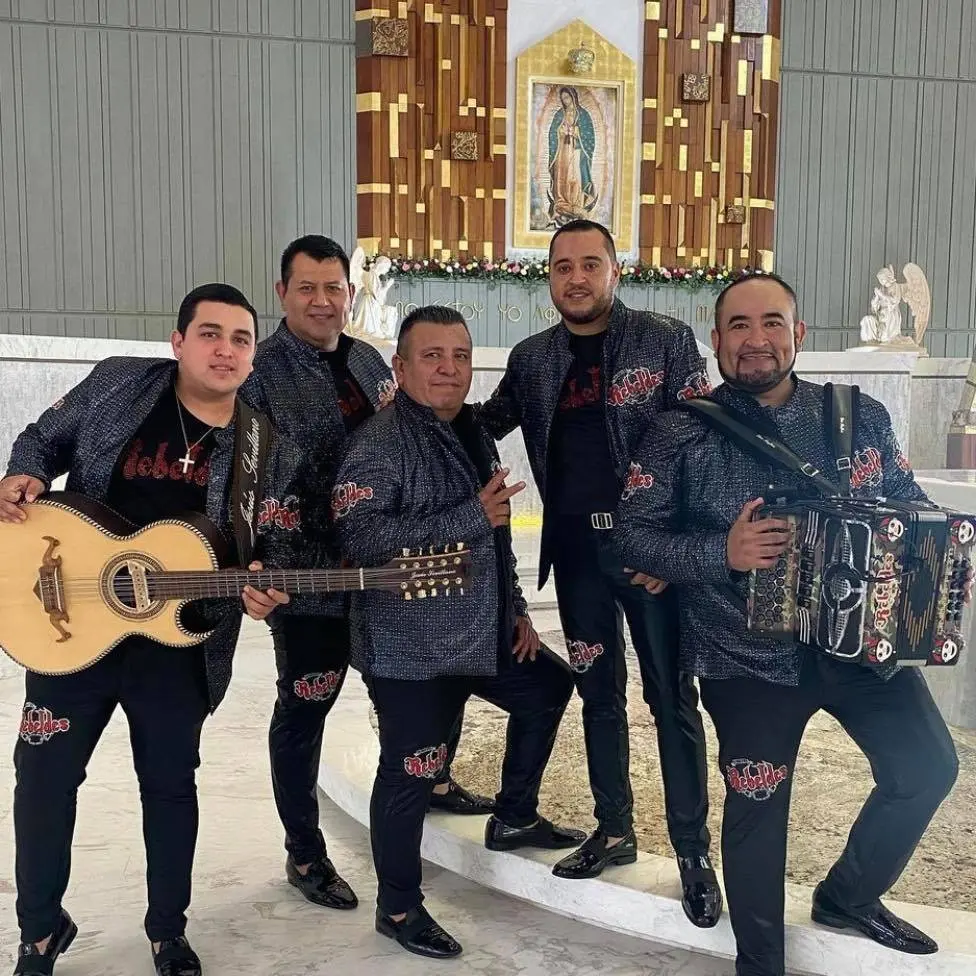 Portada de Rebeldes Staf